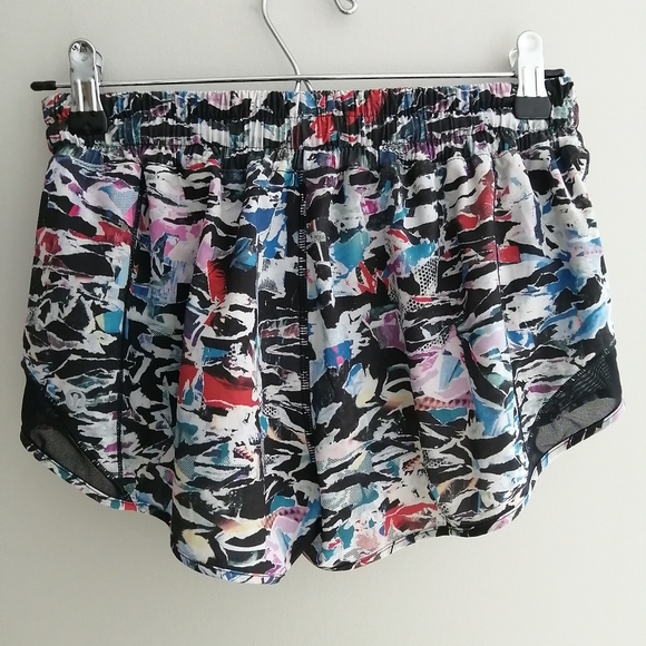 Lululemon Hotty Hot Short II in Culture Clash Multi Black 6 - Picture 4 of 16